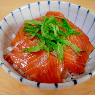 残ったお刺身でサーモン漬け丼